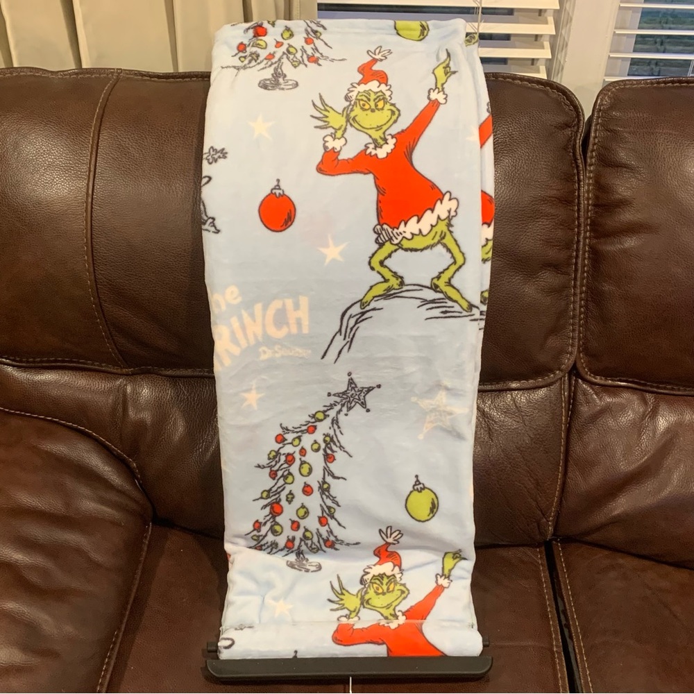 The Grinch 50” x 70” Oversized Plush Throw Grinch Cindy Lou Who Max Tree Gifts